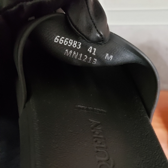 Alexander McQueen Pool Slides - Picture 9 of 10